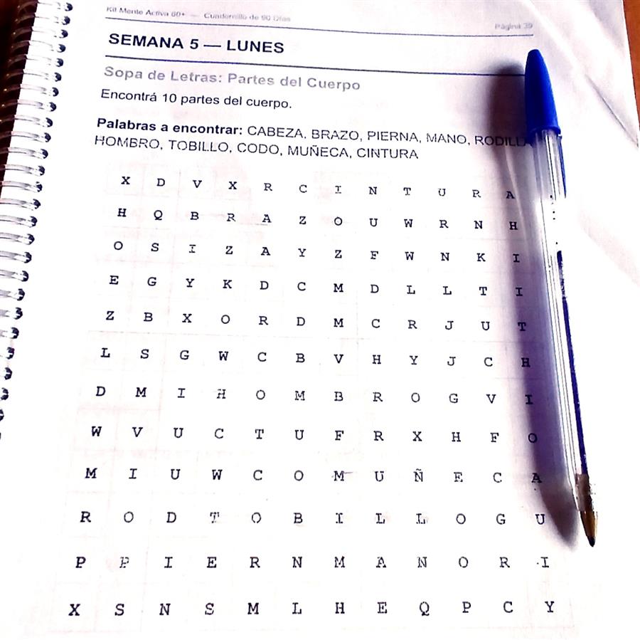 Página interior real del Kit Mente Activa 60+: sopa de letras de partes del cuerpo completada a mano